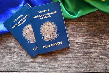 Moro no exterior, posso emitir certificado digital e assinar documentos no Brasil?